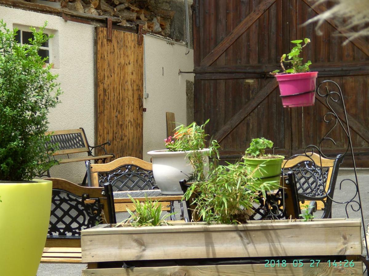 Bed and Breakfast La Fontaine Saint-Georges-en-Couzan Exterior foto